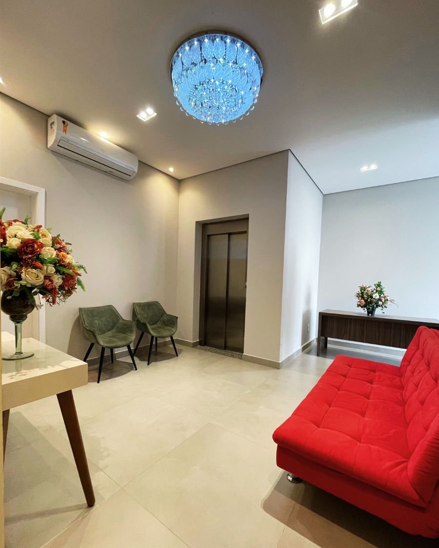 Hall de entrada de edifício com acesso ao elevador