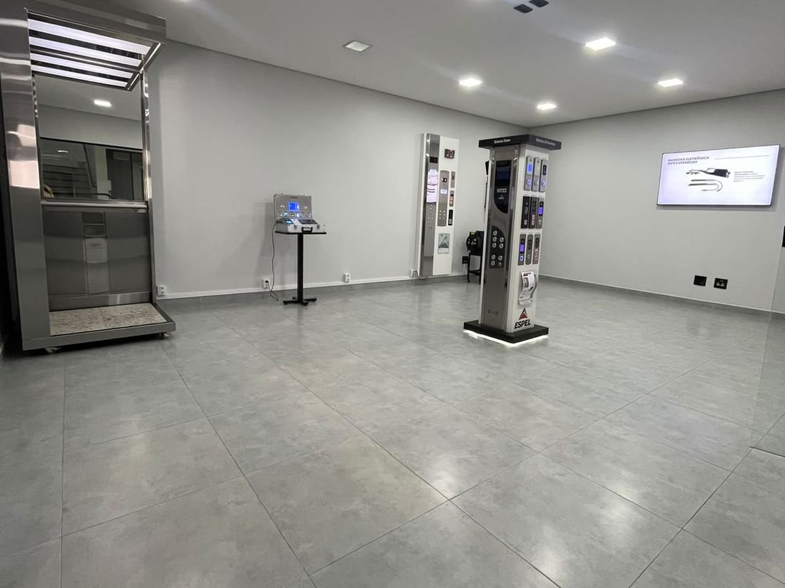Ambiente do showroom da Espel com equipamentos expostos